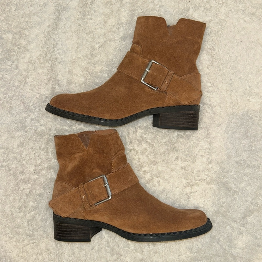 Gentle Souls by Kenneth Cole Best Slit Moto in Luggage Size 7.5